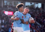 三亿体育体育地址-曼城防线表现不佳，球迷纷纷担忧的简单介绍