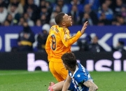 三亿体育体育注册-后卫因红牌遭遇停赛，球队士气受挫