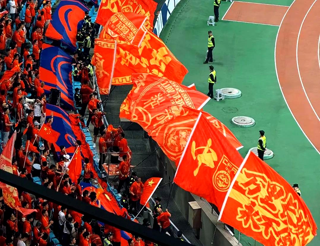 紧张刺激的比赛中,球队展现出了团结一致的精神 紧张刺激的比赛中,球队展现出了团结一致的精神