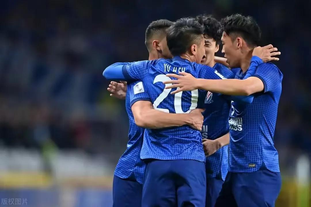 紧张刺激的比赛中,球队展现出了团结一致的精神 紧张刺激的比赛中,球队展现出了团结一致的精神