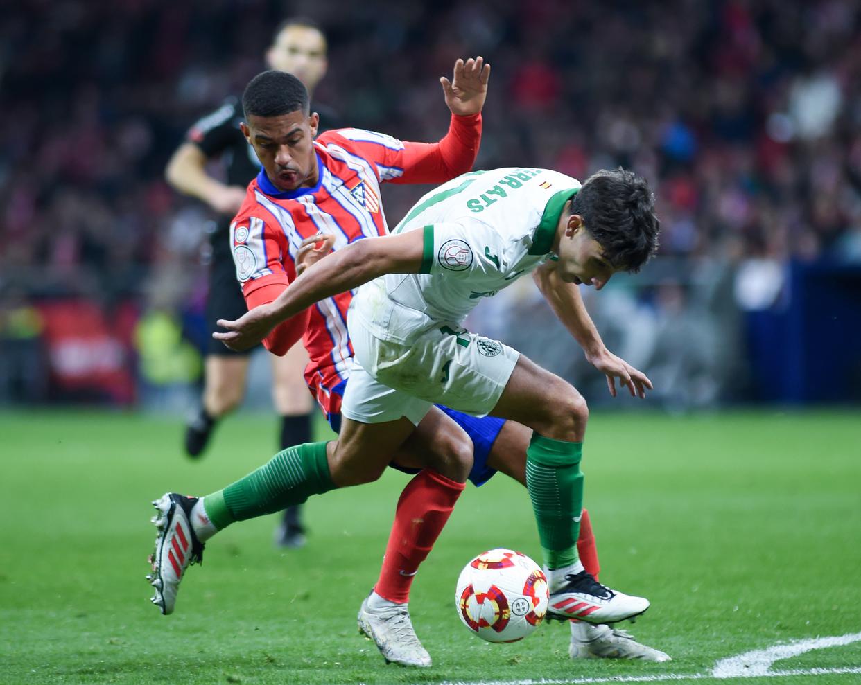 西班牙大胜,表现稳健取得胜利的简单介绍