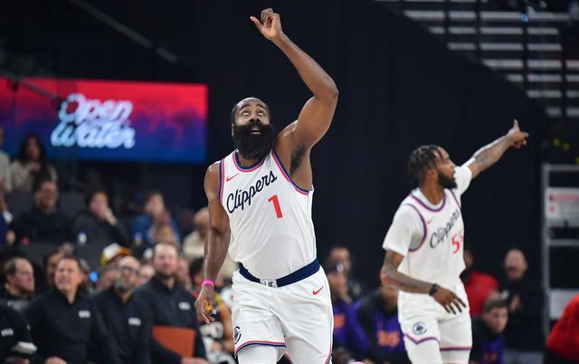 球场上的篮球决斗成为体育界一大亮点