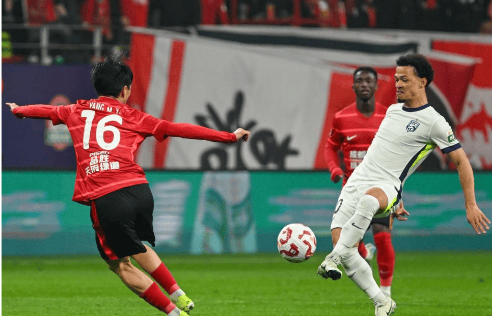 中超战火重燃,球迷热情高涨,各队备战 中超战火重燃,球迷热情高涨,各队备战