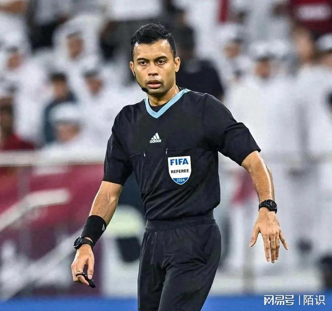 比赛中出现争执，裁判出示多张黄牌