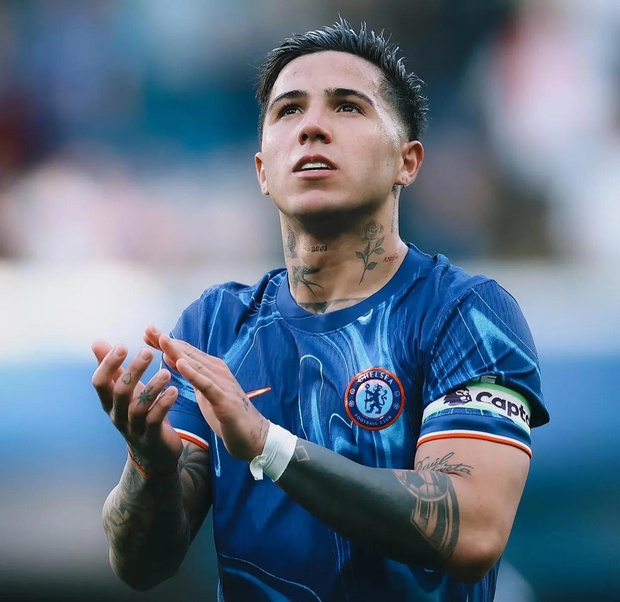 阿根廷足球巨星在荷兰联赛中展现出强大实力，令人赞叹的简单介绍