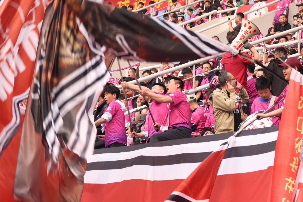 意甲联赛激发球迷热情，激烈角逐不断