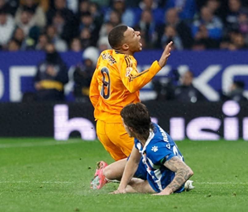 后卫因红牌遭遇停赛，球队士气受挫