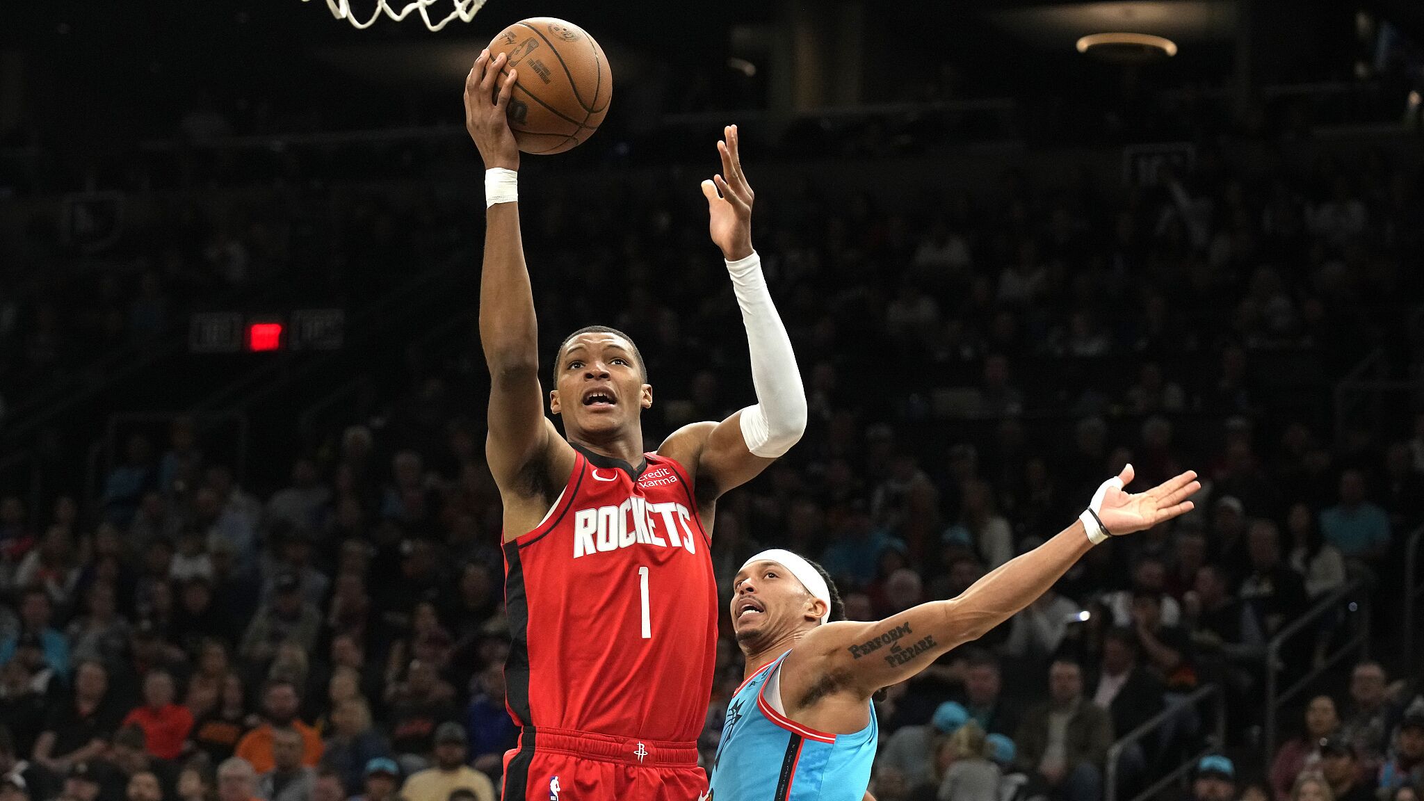 火箭压哨三分逆转雷霆,成功杀入季后赛 火箭压哨三分逆转雷霆,成功杀入季后赛