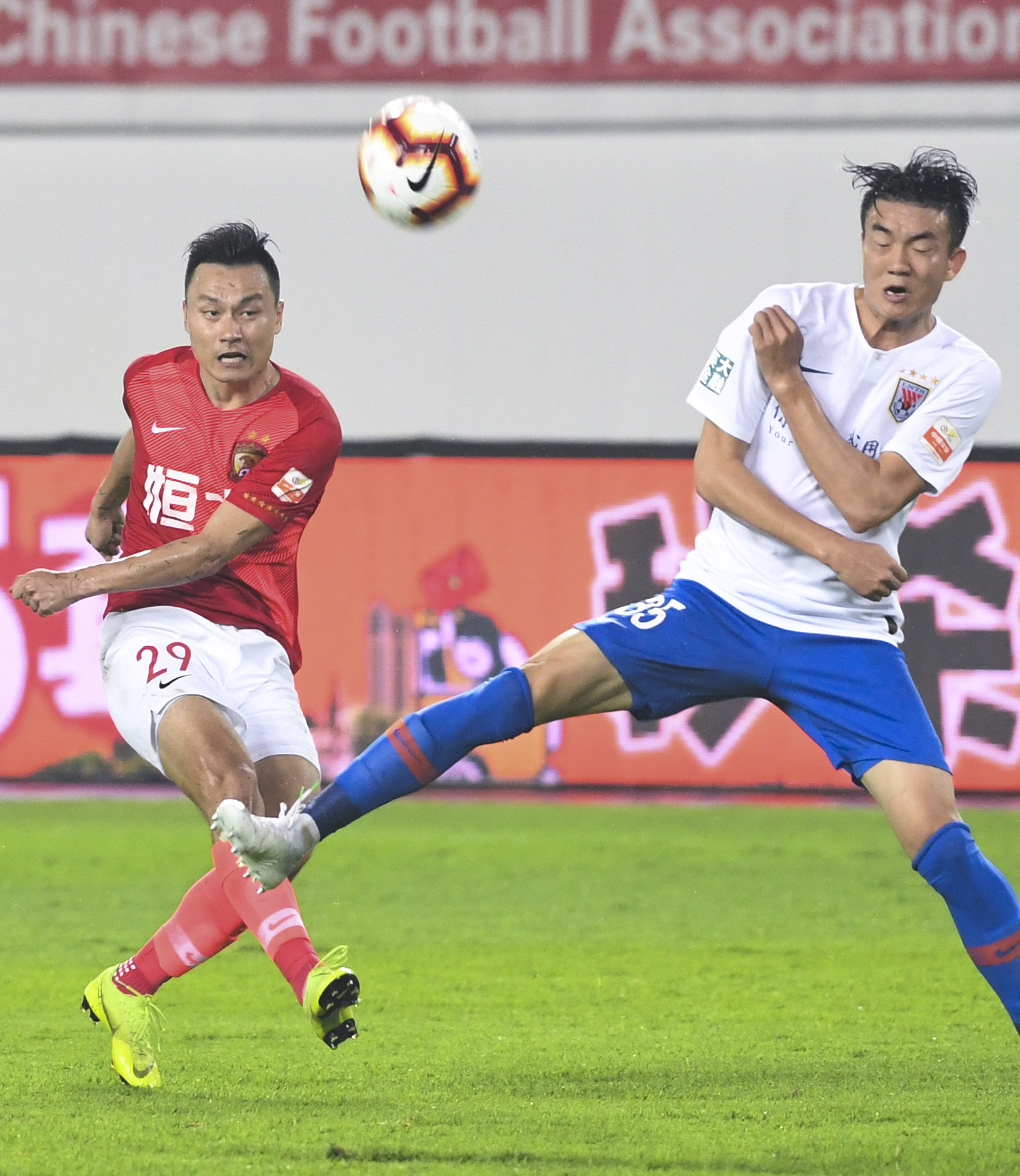 包含国内职业足球盛事胜盘在握：鲁能客场胜华夏的词条