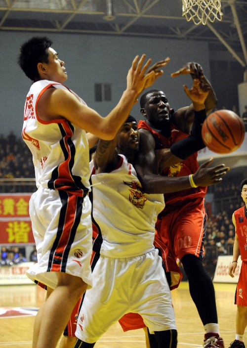 双方顽强拼抢，最终揭幕战落下帷幕的简单介绍