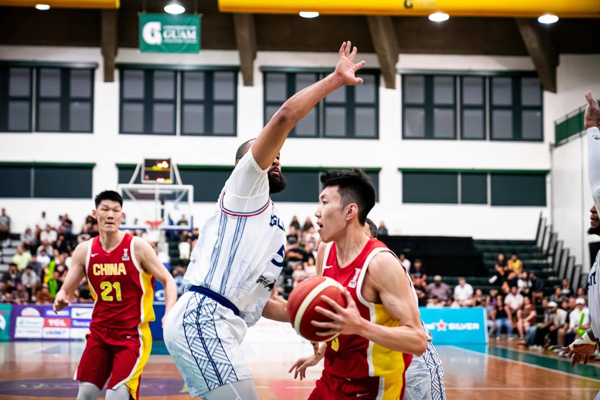 中国篮球选手在世界联赛中拔得头筹