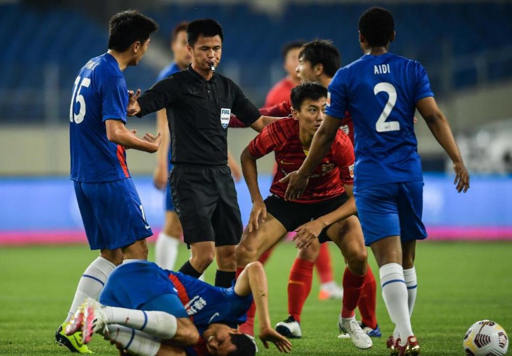 包含门将表现出色，挽救重要球门之险的词条