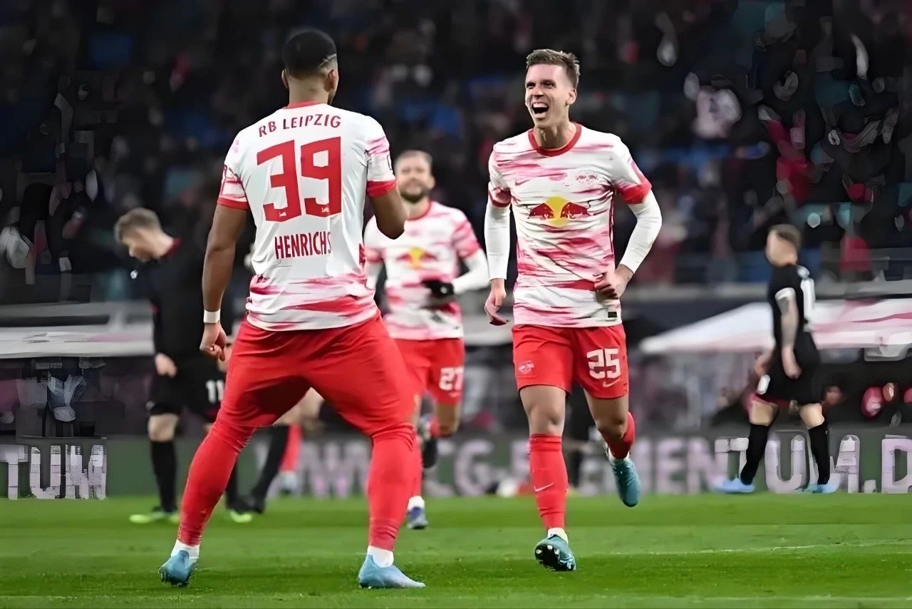 斯图加特反超对手，中场战绩全队同精团心共进的简单介绍