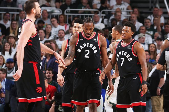 包含雄鹿完成绝地逆转，惊险胜出的词条