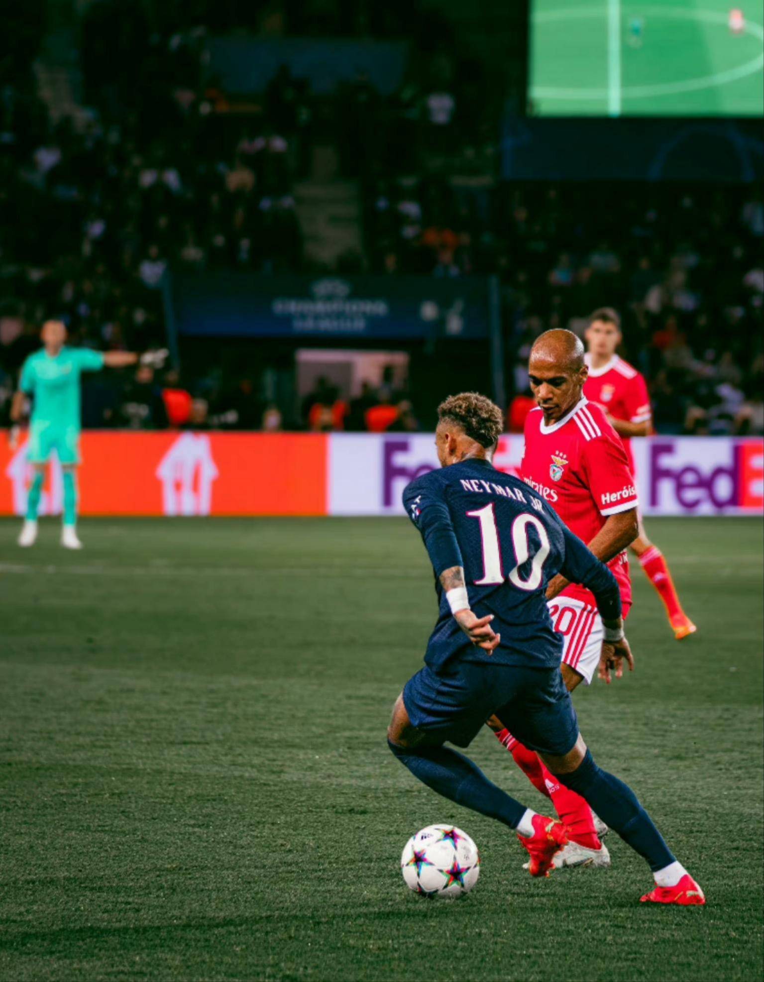 国际足球联赛球员技术高超