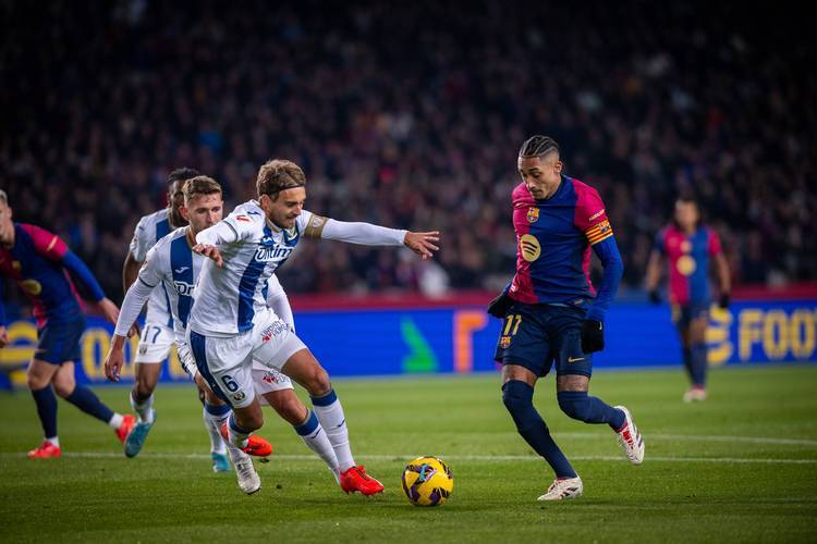 包含比利亚雷亚尔不敌对手，保级形势堪忧的词条